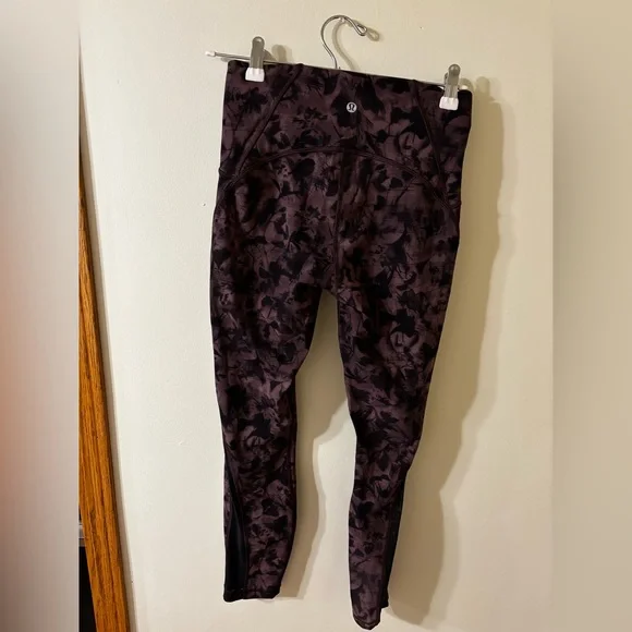 Lululemon Train Times Pant 25" in Mini Dusk Floral Antique Bark Black / Black - Picture 5 of 6
